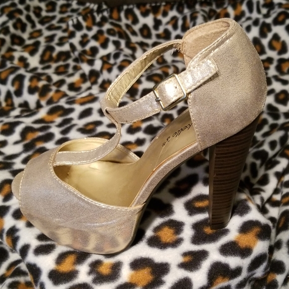 Breckelle's " Gold " Ankle Strap  Peep Toe Heel - Picture 5 of 5